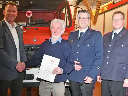 Unter Beifall nahm Heino Schnitker (2. v. li.) die Ehrenurkunde f&uuml;r seine 60-j&auml;hrige Mitgliedschaft bei der Freiwilligen Feuerwehr Sandhatten von Lars Jan&szlig;en, stellvertretender B&uuml;rgermeister von Hatten (links), entgegen. Ebenfalls im Bild: Florian Harms (3. v. li.) und Gemeindebrandmeister Stefan Heinken (ganz rechts).