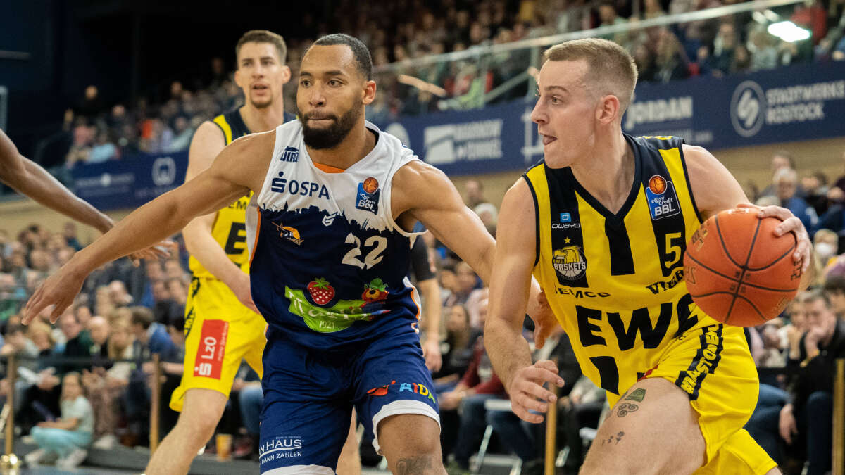 BasketballBundesliga EWE Baskets Oldenburg feiern Auswärtssieg in Rostock