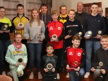Torsten Kruse (links) und Frank B&ouml;lts (Zweiter von links) ehrten die erfolgreichen Sportlerinnen und Sportler des Kreisverbands Stadland.
