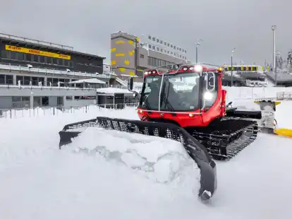 Zahlreiche Mitarbeiter und ehrenamtliche Helfer bereiten die Strecke f&uuml;r die Wettk&auml;mpfe vor.