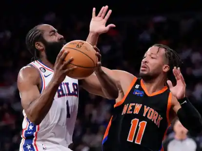 Philadelphias James Harden (l) im Zweikampf mit New Yorks Jalen Brunson.
