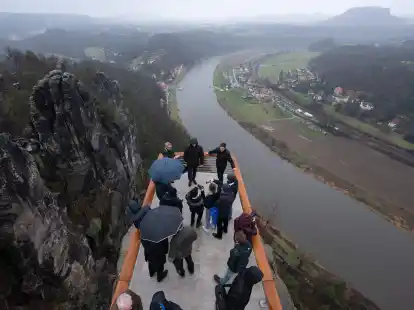 Der neuen Aussichtssteg rund 200 Meter &uuml;ber der Elbe im Nationalpark S&auml;chsische Schweiz besteht aus einer Spannbetonkonstruktion f&uuml;r die rund 40 Kubikmeter Beton verbaut wurden.