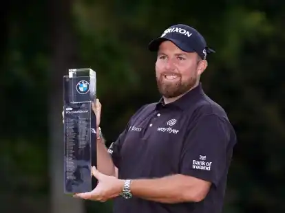 Sieger Shane Lowry aus Irland posiert mit der Troph&auml;e.