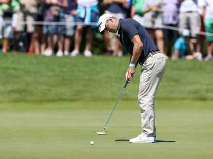 Der deutsche Golfer Martin Kaymer puttet den Ball.