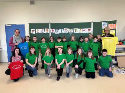 Janine R&ouml;ver (hinten links) und Doreen Schmidt (vorne links) vom F&ouml;rderverein sowie Schulleiterin Christine Thaden-Decken (hinten rechts) und Lehrerin Isabel Wei&szlig; (2. von links, vorne) freuen sich mit der Klasse 3b &uuml;ber die neuen T-Shirts.