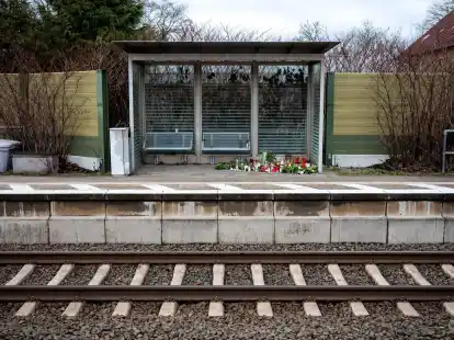 Kerzen und Blumen im Bahnhof Brokstedt: Bei der Messerattacke in einem Regionalzug wurden zwei junge Menschen get&ouml;tet und f&uuml;nf verletzt.