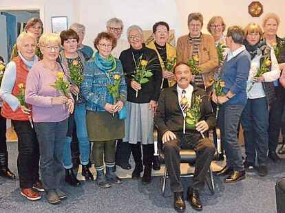 Mit einer Kaffee-Runde und einer Rose f&uuml;r alle teilnehmenden Landfrauen bedankte sich &bdquo;Kinder in Not&ldquo;-Vorsitzender Gerd Thellmann (Mitte) f&uuml;r die Unterst&uuml;tzung.