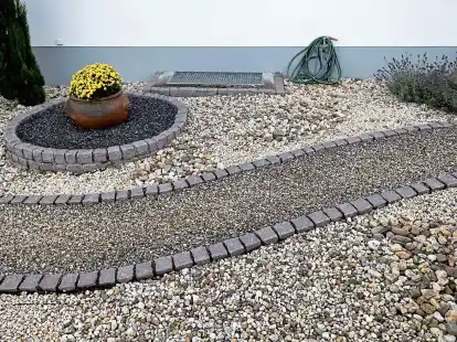 Kies und Schotter statt Blumen und Gras bestimmen die Gestaltung eines Vorgartens. Die Nieders&auml;chsische Bauordnung verbietet &bdquo;Schotterg&auml;rten&ldquo;, best&auml;tigte jetzt das Oberverwaltungsgericht L&uuml;neburg.