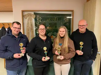 Das sind die Monatspokalsieger des SV Bookholzberg im Februar: (von links) J&ouml;rg W&uuml;hrdemann (Sch&uuml;tzenklasse), Svenja Mutke (Damenklasse), Lara Quitschau (Junioren) und  Rudolf Laukart (Altersklasse).