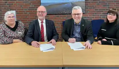 Dieter Meyer (2. von links) vom Regionalvorstand der Johanniter und B&uuml;rgermeister Stephan Eiklenborg unterzeichnen den Vertrag zur &Uuml;bernahme der Sozialstation Sande. Auf die neue Aufgabe freuen sich auch Janina Mikstas-Weets (links) von der Bereichsleitung Pflege und Betreuung sowie Jennifer Haardt (rechts), die k&uuml;nftig die Pflegedienstleitung in Sande &uuml;bernimmt.