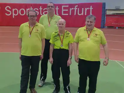 <p>Die erfolgreichen AWO-Athleten (von links): Kevin Herrmann, Oliver Frerichs,Volker St&uuml;ben und Werner Peters mit ihren umgeh&auml;ngtenMedaillen in der Leichtathletik-Halle in Erfurt. Internationale Deutsche Hallenmeisterschaft Para Leichtathletik</p>