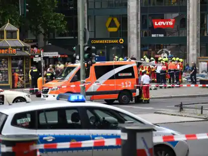 Polizei und Rettungsdienste sichern Anfang Juni 2022 das Areal nach der Todesfahrt am Kurf&uuml;rstendamm.