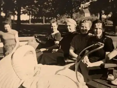 Treffpunkt Burgplatz: Die Familie Wendt und Bekannte irgendwann in der 1950ern.