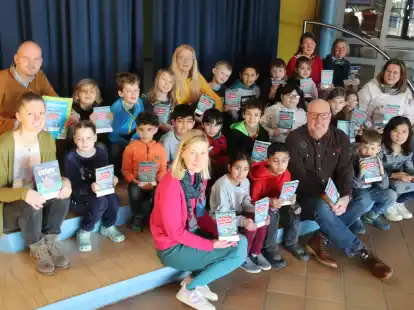 Der Rotary-Club Wildeshausen verschenkt wieder B&uuml;cher am Schulklassen. Die &Uuml;bergabe fand am Dienstagvormittag in der Wildeshauser Wallschule statt.