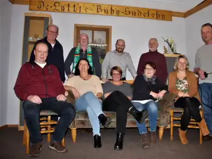 Die Theatergruppe &bdquo;De l&uuml;ttje B&uuml;hn S&uuml;derfehn&ldquo;: Hinter dem Sofa stehend von rechts sind die Aper Fritz Roos, Andre Wessels und Renke Wessels.&nbsp;&nbsp;