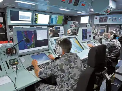 Saab hat die Royal Australian Navy (RAN) mit dem F&uuml;hrungs- und Waffeneinsatzsystem 9LV ausger&uuml;stet. Hier die Operationszentrale der australischen Fregatte &bdquo;Perth&ldquo;.