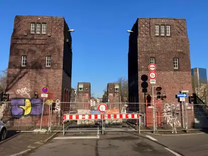 Noch stehen die vier T&uuml;rme der C&auml;cilienbr&uuml;cke an der Bremer Stra&szlig;e/Damm.