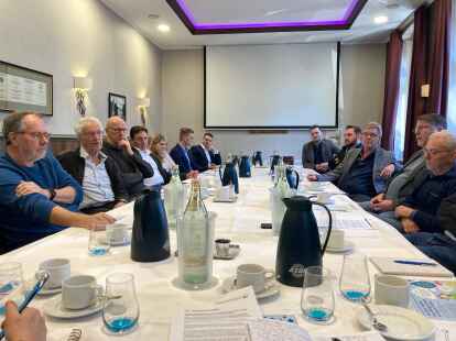 Wollen sich mit den B&uuml;rgern gegen weitere Geb&uuml;hren und Steuererh&ouml;hungen in Aurich wehren: Unternehmer und Betroffene stellten w&auml;hrend einer Zusammenkunft die Auswirkungen f&uuml;r die Wirtschaft vor.