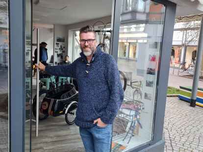Frank Glanert  hei&szlig;t seine G&auml;ste im Rad-Caf&eacute; in der Vareler Innenstadt willkommen.