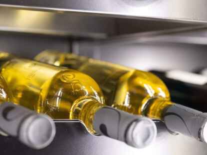 Flaschen im K&uuml;hlschrank: Der Konsum von Wein ist in Deutschland leicht zur&uuml;ckgegangen.