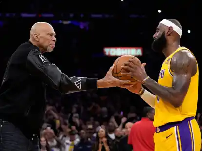 NBA-Legende Kareem Abdul-Jabbar (l) gratuliert LeBron James zum Rekord.