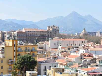 Blick vom Turm San Nicol&ograve; de Bari auf den Normannenpalast.