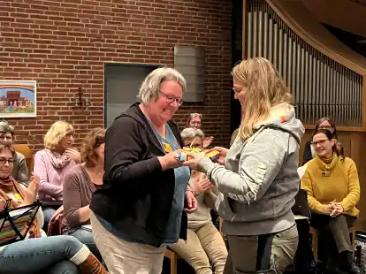 Wurden f&uuml;r ihr langj&auml;hriges Engagement im &bdquo;Hude Gospel Singers&ldquo;-Chor gefeiert (von links): Sabine Bischoff und Uta Rose.