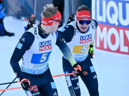 Benedikt Doll (r) &uuml;bergibt beim&nbsp;WM-Start an Roman Rees..