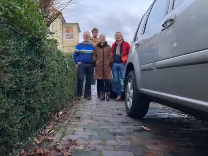 Hier bleibt wenig Platz f&uuml;r Fu&szlig;g&auml;nger oder Kleinkinder auf Fahrr&auml;dern: (von links) Theo van Alebeek, Frederik Mallien, Marlis Puls und Andreas Wojak wohnen in der Hochhauser Stra&szlig;e.