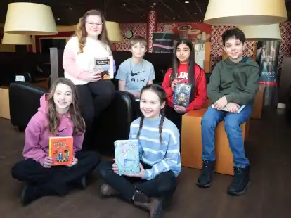 Sie standen Mittwoch beim Vorlesewettbewerb im Stadtfinale (v.li.): Ida, Clara, Tyron, Emilia (Siegerin), Joudy und Moshe.