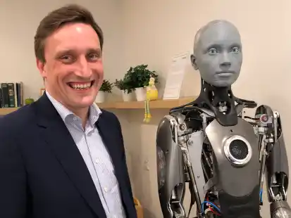 Begeistert von Roboter Ameca: Sebastian Lechner, nieders&auml;chsischer CDU-Landes- und Fraktionsvorsitzender beim Besuch im Oldenburger Digitalisierungs-Institut Offis.