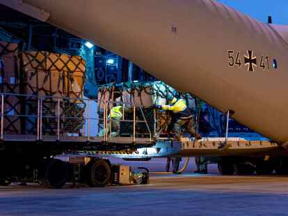 Ein Transportflugzeug der Luftwaffe wird auf dem Gel&auml;nde vom Fliegerhorst Wunstorf beladen. (Moritz Frankenberg/dpa)