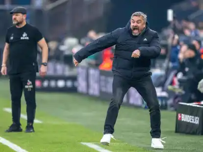 Schalke-Trainer Thomas Reis (r) findet deutliche Worte.