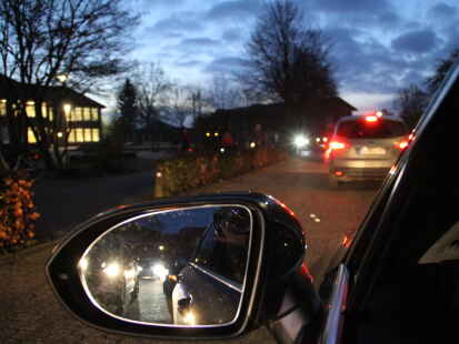 Symbolbild: Bei Schulwegkontrollen hat die Polizei in Garrel festgestellt, dass nicht in jedem Auto die Kinder angeschnallt waren und auf einem Kindersitz sa&szlig;en.