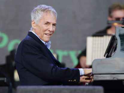 Burt Bacharach auf der Pyramid-B&uuml;hne beim Glastonbury Festival in Worthy Farm in Somerset (2015). Der amerikanische Komponist und Oscar-Gewinner ist im Alter von 94 Jahren gestorben.