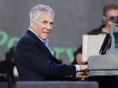 Burt Bacharach auf der Pyramid-B&uuml;hne beim Glastonbury Festival in Worthy Farm in Somerset (2015). Der amerikanische Komponist und Oscar-Gewinner ist im Alter von 94 Jahren gestorben.