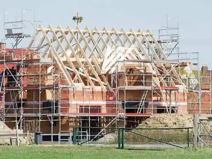 ARCHIV - 11.04.2022, Niedersachsen, Sehnde: Mit einem Kranz wird beim Neubau eines Einfamilienhauses in der Region Hannover Richtfest gefeiert. (zu dpa: Gehetzte Hausk&auml;ufer - Sorge um steigende Zinsen) Foto: Mia Bucher/dpa +++ dpa-Bildfunk +++