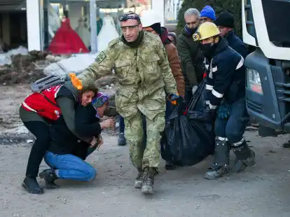 Eine Frau bricht zusammen, als Rettungskr&auml;fte in Adiyaman eine Leiche bergen.