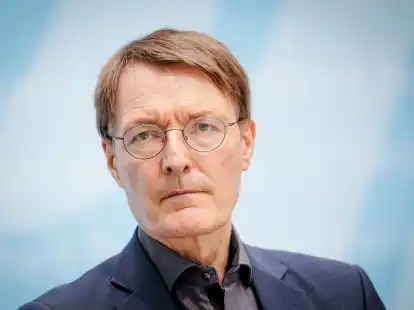 Karl Lauterbach (SPD), Bundesminister f&uuml;r Gesundheit, blickt kritisch zur&uuml;ck auf so manche Corona-Ma&szlig;nahme.