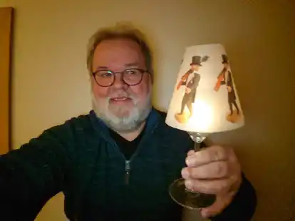 Gilde-Leuchte selbstgemacht: Uwe D&ouml;lemeyer mit seinem Lampenschirm.