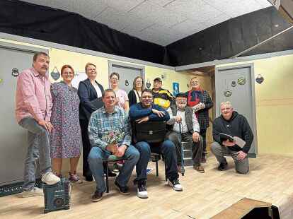 Auf der B&uuml;hne der Laiensp&ouml;lers &bdquo;V&ouml;rut&ldquo; Mamburg sind vor allem T&uuml;ren zu sehen. Kein Wunder: Die Handlung spielt sich ausschlie&szlig;lich im Treppenhaus ab.