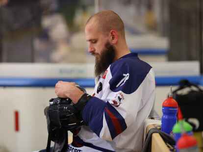 In der Ruhe liegt die Kraft: Angreifer Vitalij Jache empf&auml;ngt mit den Jadehaien an diesem Samstag um 19,30 Uhr die Harzer Falken zum Spitzenspiel der Regionalliga.