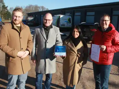 &Uuml;bergabe des F&ouml;rderbescheids (v.l.): Alexander Herzig, B&uuml;rgermeister Thomas H&ouml;ffmann, Gabriela Lara und Frank Langfermann.