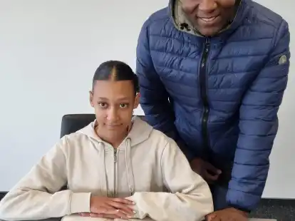 Adriano Langa f&ouml;rdert das Lesen seiner Tochter Idalina, die am Freitag den Schulentscheid des Deutschen Lesewettbewerbes im Kreis Wittmund gewann.