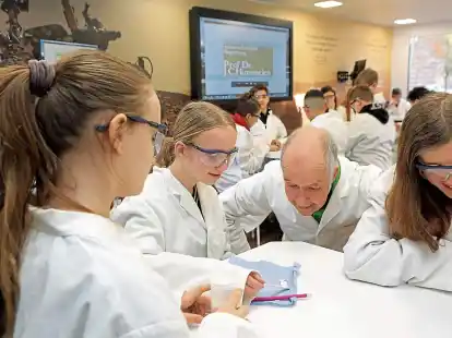 &bdquo;Professor Theo&ldquo; von der Universit&auml;t Groningen  unterst&uuml;tzt die Sechstkl&auml;sslerinnen bei ihrem Experiment.