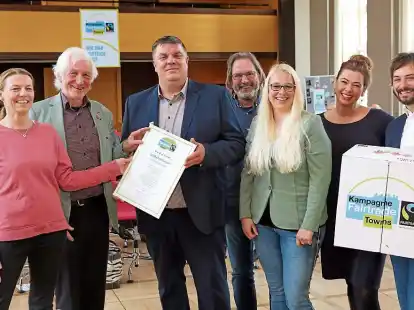 Manfred Holz (2. v. li.) &uuml;berreichte die Auszeichnung an Berit M&uuml;ller (v. li.), OB Carsten Feist, Christoph Gan&szlig;, Vanessa Becker, Christiane Guhl und Andr&eacute; Lachmund.