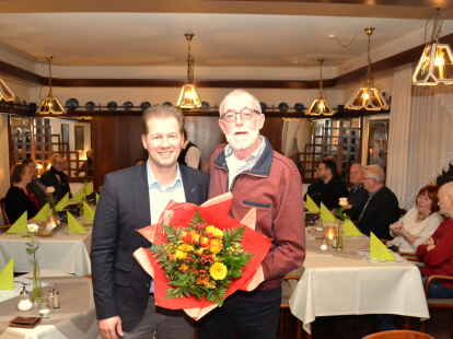 Dank und Anerkennung: Rainer Gausepohl wurde nach 36 Jahren als Bezirksvorsteher in Westerholtsfelde von B&uuml;rgermeister Henning Dierks verabschiedet.