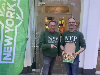 Haben einen neuen Standort von &bdquo;New York Pizza&ldquo; an der Parkstra&szlig;e in Hude er&ouml;ffnet: Peter Tasto (links) und Michael Peters.
