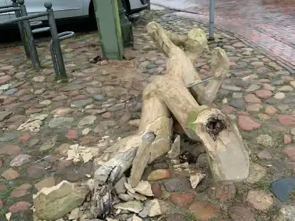 Die Skulptur &bdquo;Lauscher&ldquo; am Alten Markt war Ende Januar mit brutaler Gewalt zerst&ouml;rt worden.