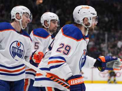 Feiert einen Ausw&auml;rtssieg: Leon Draisaitl (vorne) von den Edmonton Oilers.